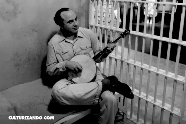 Al Capone tocando el banjo.