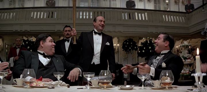 Al Capone encarndo por Robert De Niro en "Los intocables", con un bate de béisbol.