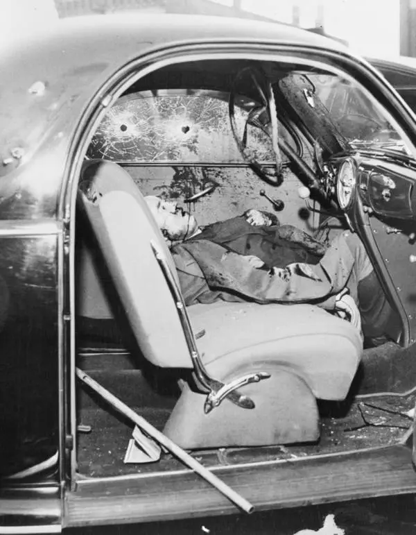Edward O'Hare muerto en su coche por traicionar a Al Capone.