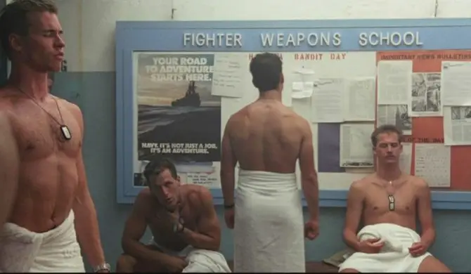 Val Kilmer, uno de los famosos más insoportables de Hollywood, en la ducha de "Top Gun".