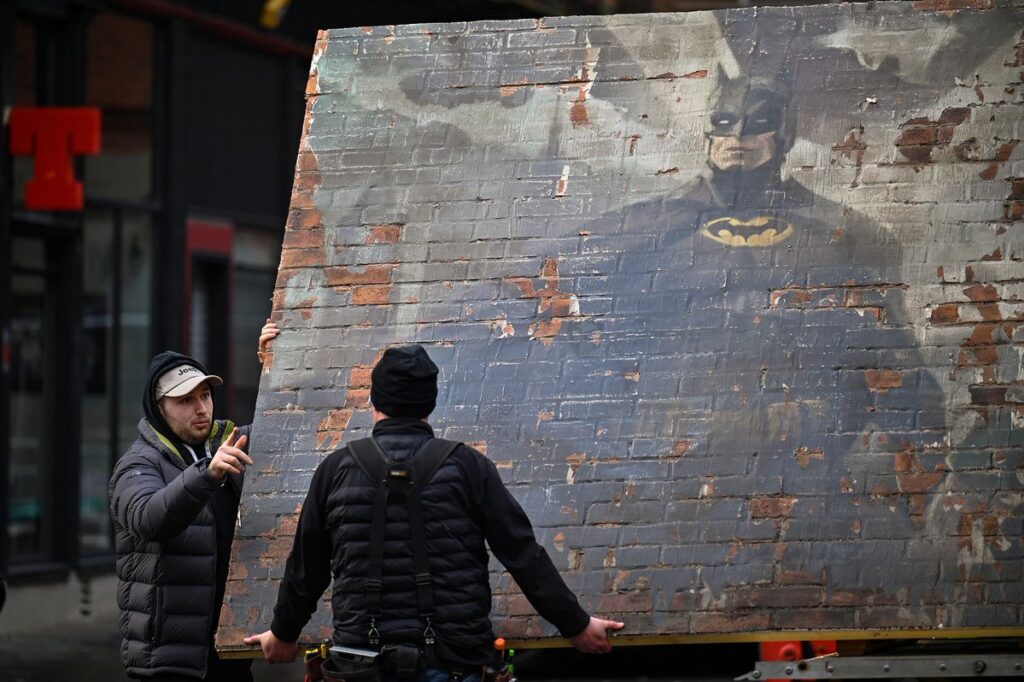 Operarios colocando el mural de "Batgirl".
