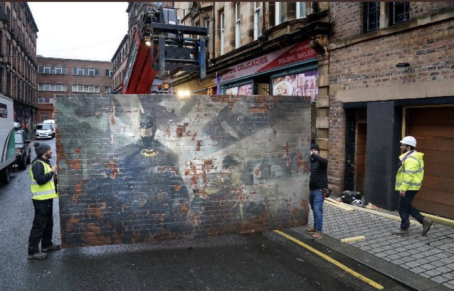 Mural de Batman para "Batgirl": ese de la derecha me suena de algo...