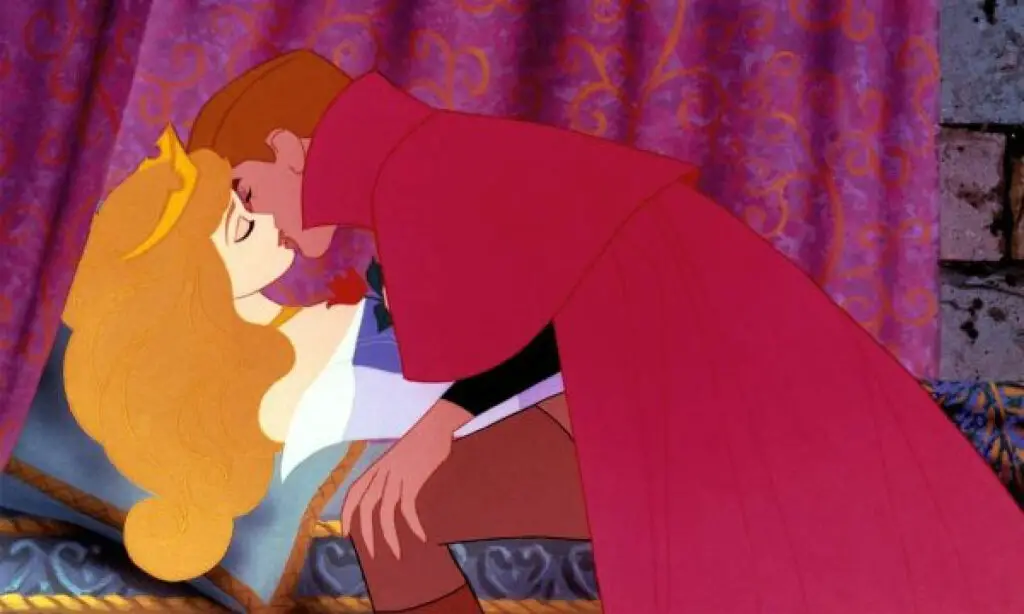 El Príncipe de "La bella durmiente" besando a una mujer inconsciente.