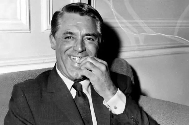 Cary Grant tomando una pastilla.