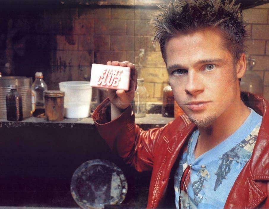 Brad Pitt en una imagen promocional (con jabón) de "El club de la lucha".