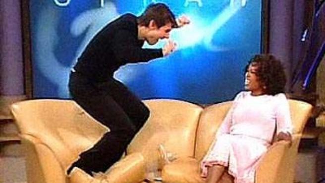 Tom Cruise con Oprah en el sofá.