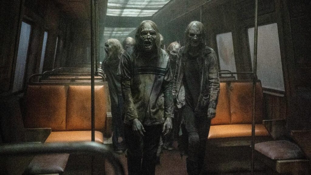 Los zombis de "The Walking Dead" subiendo a un autobús.