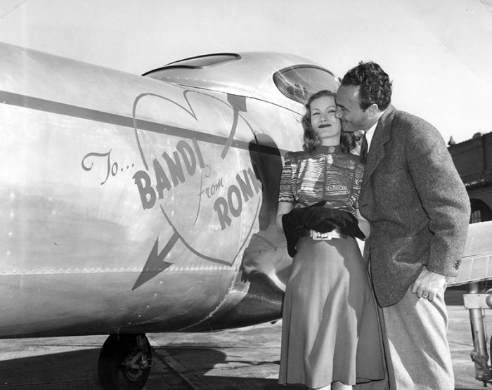 Veronica Lake y André de Toth posan ante su avión.