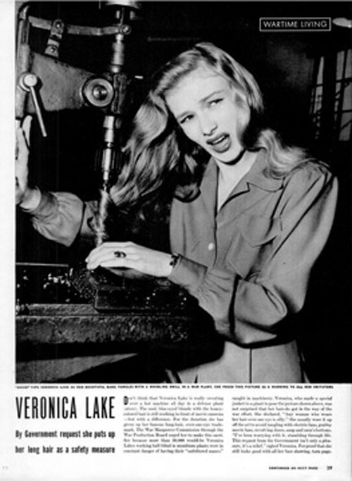 Veronica Lake posa para la campaña contra su propio corte de pelo.