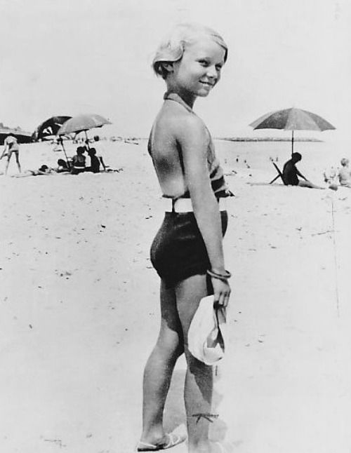 Veronica Lake de niña en la playa.