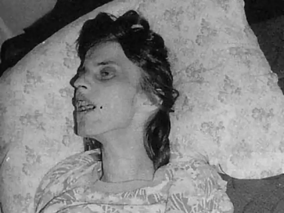 Películas de exorcismos: Anneliese Michel postrada en la cama.